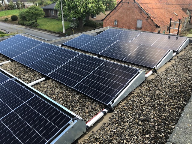 Innovatieve zonne-energie installatie op plat dak in Temse